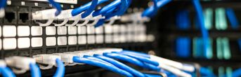 Patchfeld mit LAN-Kabeln