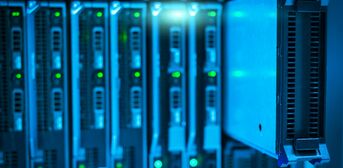 Serverrack mit Festplatten