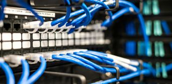Patchfeld mit LAN-Kabeln