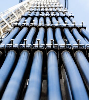 Kabel an einem Funkmast