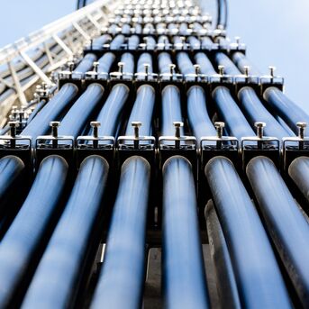 Kabel an einem Funkmast