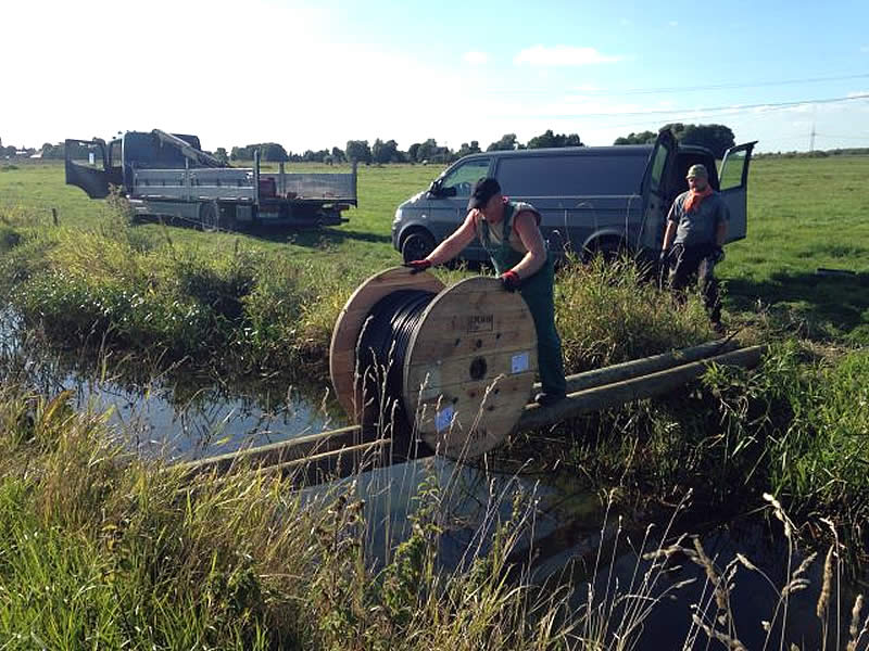 Transport einer Kabeltrommel über Wassergraben