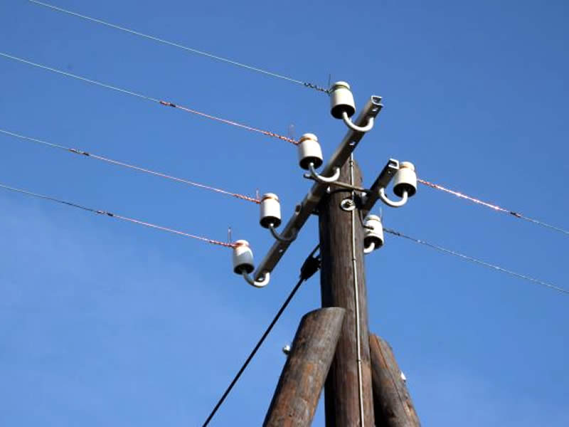 Freileitungsmast mit Isolatoren